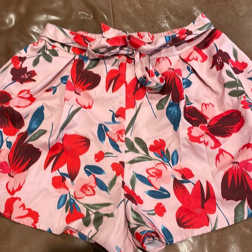 Allegra K floral shorts 🌷